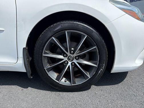 Super White 2015 Toyota Camry XSE