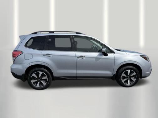 Ice Silver Metallic 2017 Subaru Forester 2.5i Limited