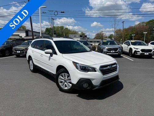 Crystal White Pearl 2018 Subaru Outback 2.5i Premium