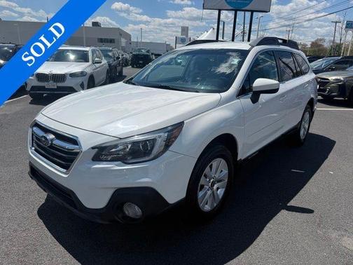Crystal White Pearl 2018 Subaru Outback 2.5i Premium