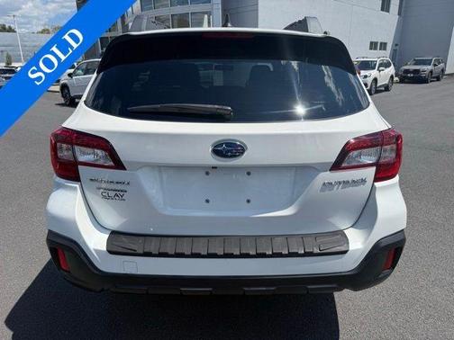 Crystal White Pearl 2018 Subaru Outback 2.5i Premium