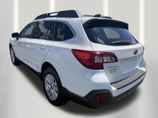 Crystal White Pearl 2018 Subaru Outback 2.5i Premium