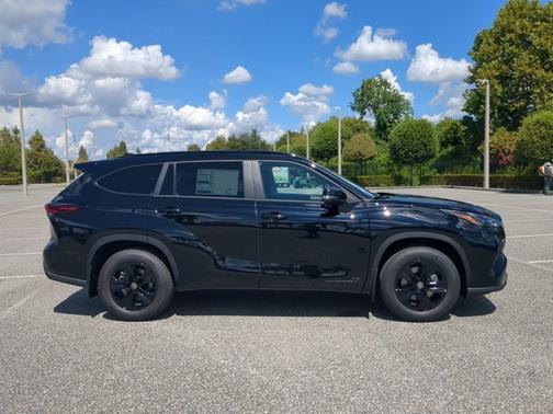 2025 Toyota Highlander Hybrid XLE Nightshade