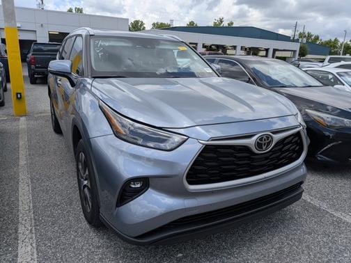 Moon Dust 2023 Toyota Highlander XLE