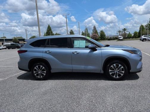 Moon Dust 2023 Toyota Highlander XLE