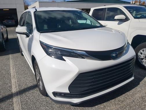 2024 Toyota Sienna LE