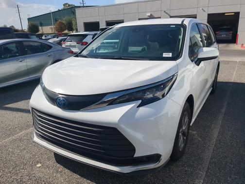 2024 Toyota Sienna LE