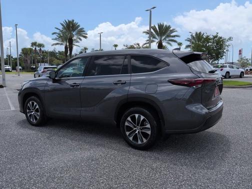 Magnetic Gray Metallic 2024 Toyota Highlander XLE