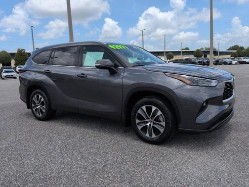 Magnetic Gray Metallic 2024 Toyota Highlander XLE