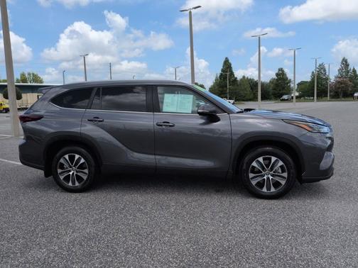 Magnetic Gray Metallic 2024 Toyota Highlander XLE