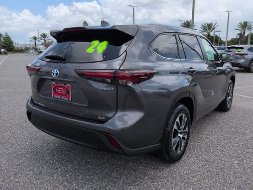 Magnetic Gray Metallic 2024 Toyota Highlander XLE