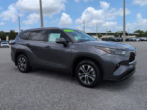 Magnetic Gray Metallic 2024 Toyota Highlander XLE