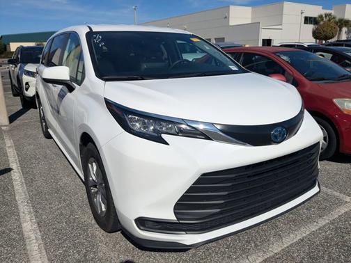 2023 Toyota Sienna LE