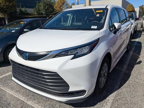 2023 Toyota Sienna LE