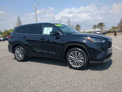 Midnight Black 2023 Toyota Highlander Hybrid Platinum