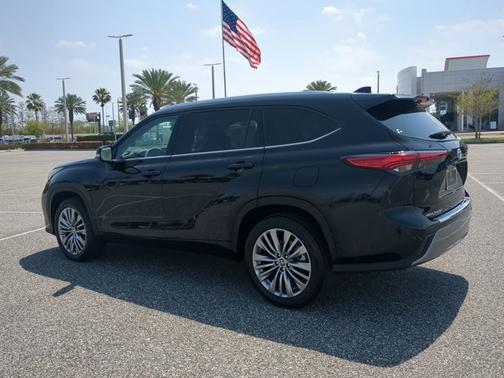 Midnight Black 2023 Toyota Highlander Hybrid Platinum