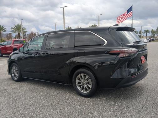 2024 Toyota Sienna LE