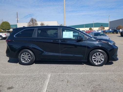 2024 Toyota Sienna LE