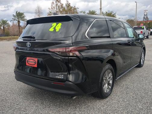 2024 Toyota Sienna LE