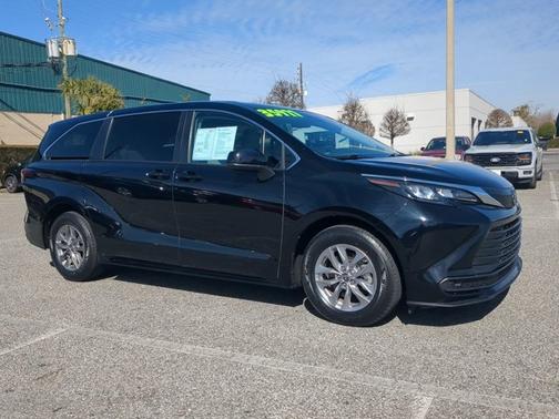 2024 Toyota Sienna LE