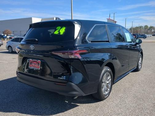 2024 Toyota Sienna LE