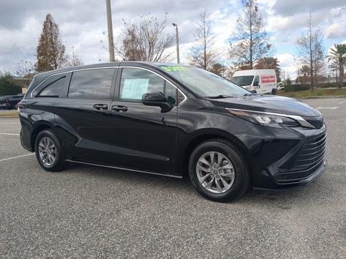 2024 Toyota Sienna LE