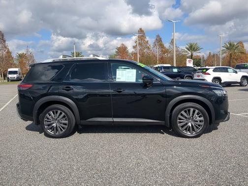 2022 Nissan Pathfinder SL