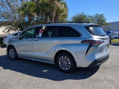 2025 Toyota Sienna XLE