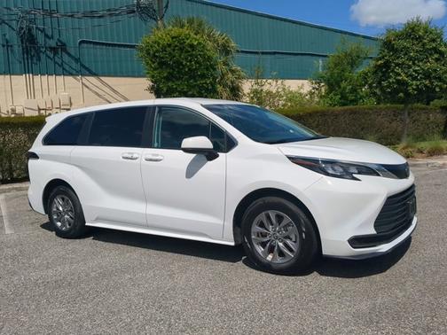2024 Toyota Sienna LE