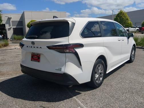 2024 Toyota Sienna LE