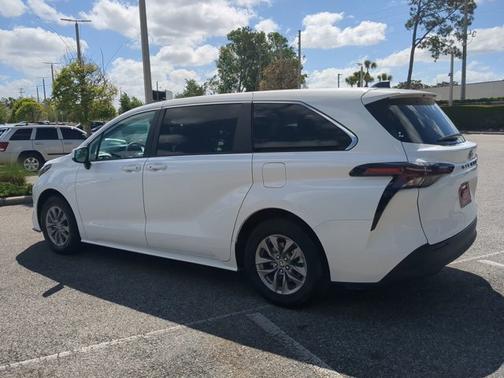 2024 Toyota Sienna LE