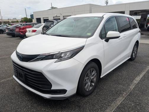 2024 Toyota Sienna LE