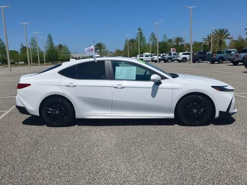 Ice Cap 2025 Toyota Camry SE