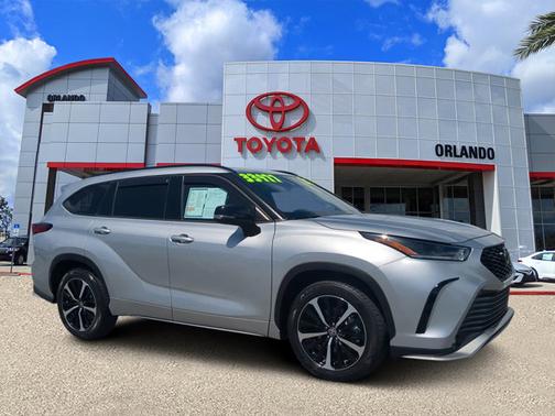 Silver 2022 Toyota Highlander XSE
