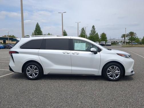 2022 Toyota Sienna Platinum