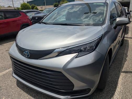 Celestial Silver Metallic 2025 Toyota Sienna LE