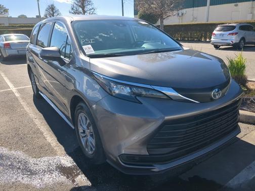 2024 Toyota Sienna LE