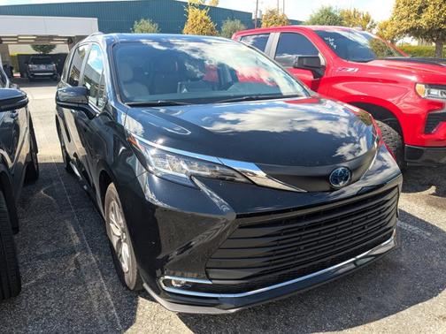 2022 Toyota Sienna XLE
