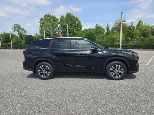 Black 2026 Toyota Highlander XLE