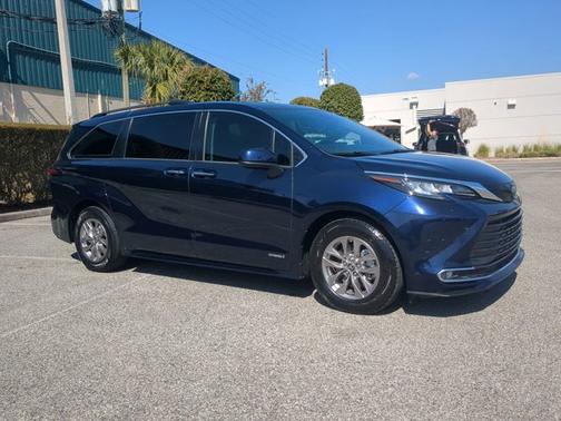 2021 Toyota Sienna XLE