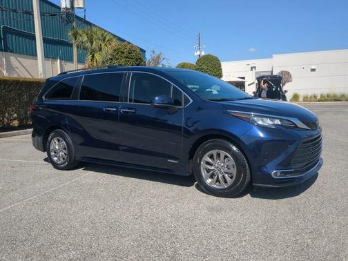 2021 Toyota Sienna XLE