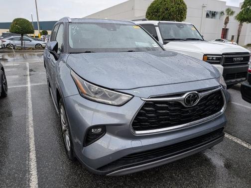 Moon Dust 2023 Toyota Highlander Platinum