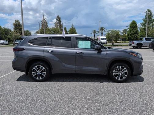 Magnetic Gray Metallic 2024 Toyota Highlander XLE