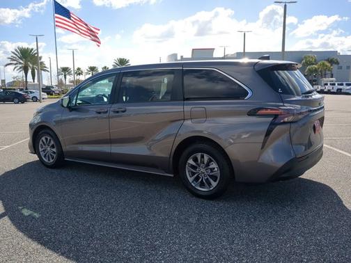 2024 Toyota Sienna LE