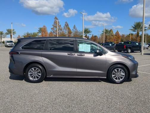 2024 Toyota Sienna LE