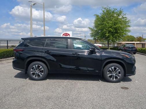 2026 Toyota Highlander Hybrid XLE