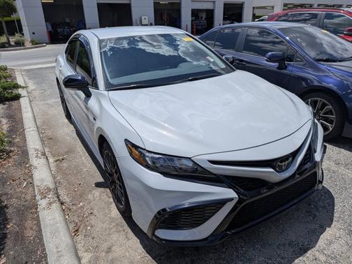 Ice 2023 Toyota Camry SE
