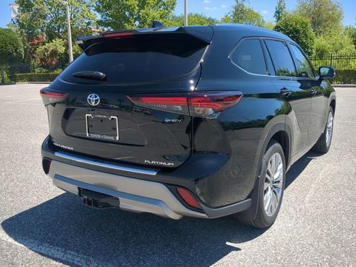 Black 2026 Toyota Highlander Hybrid Platinum