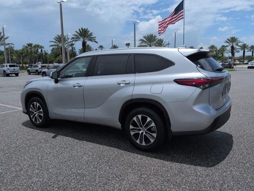 Celestial Silver Metallic 2023 Toyota Highlander XLE
