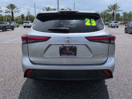 Celestial Silver Metallic 2023 Toyota Highlander XLE